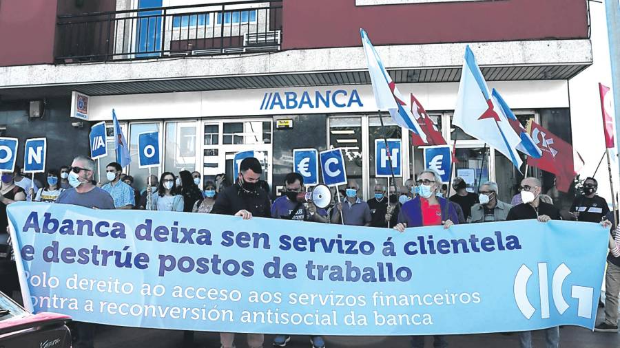 Concentración contra el cierre de una oficina de Abanca, en este caso en Mesón do Vento, afectada por el ajuste en la red de la entidad. Foto: Gallego