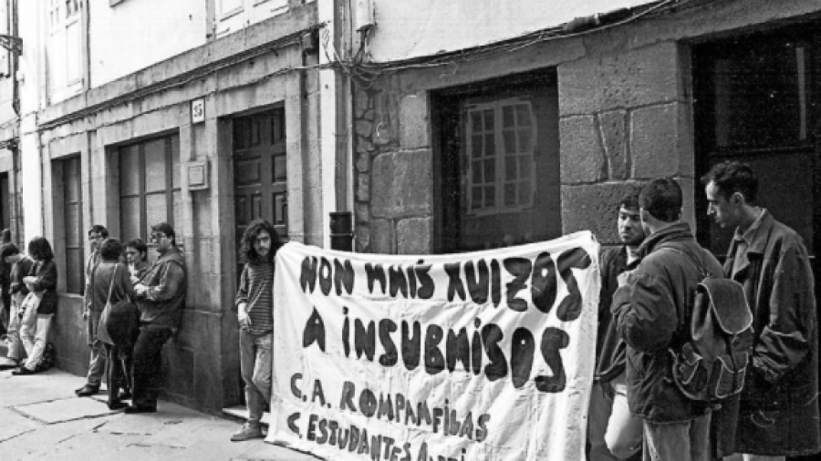 Cuando un grupo de antimilitaristas se manifestaron en Compostela contra las condenas por insumisión