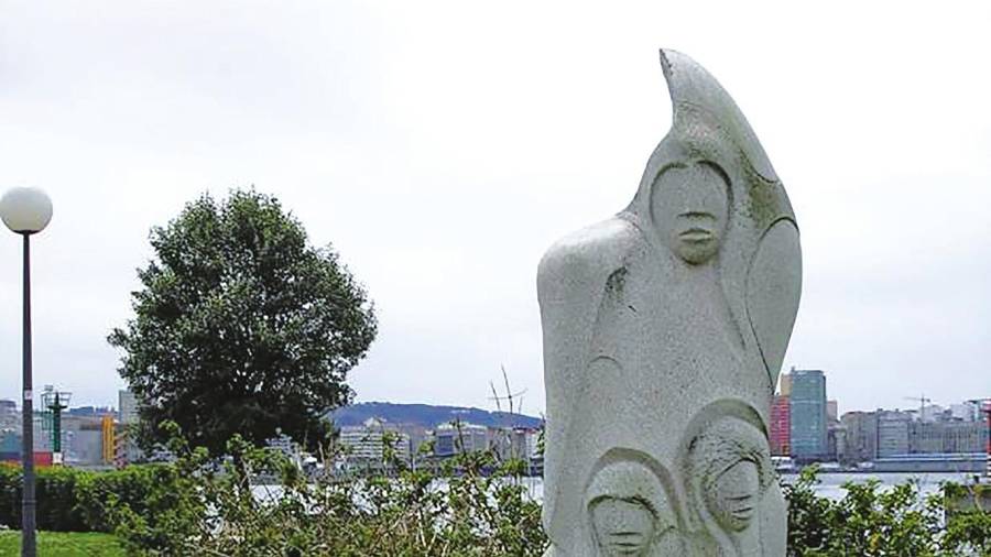 Estatua na honra de Isabel Zendal inaugurada no 2003, douscentos anos despois da expedición, en A Coruña.