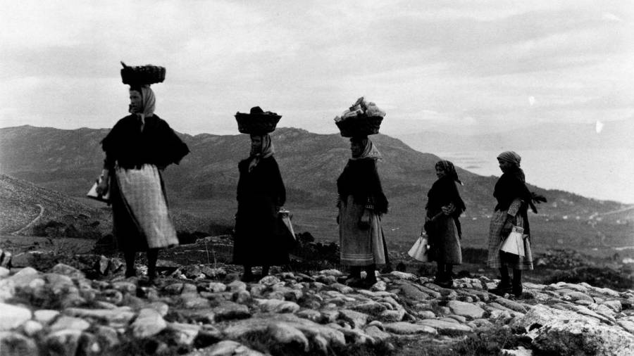 ARTE. Foto de Ruth Matilda das mulleres polo Monte Pindo. Foto: RS