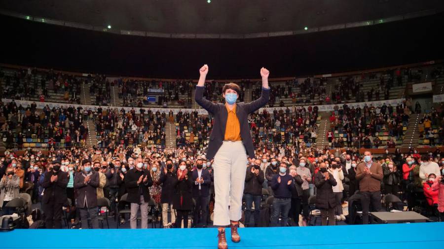 Renovado o seu liderado co 99 % dos votos, Pontón alza os brazos ante parte dos tres mil militantes chamados este domingo; por suposto cantaron o himno galego. Foto: BNG .