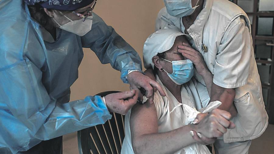 OURENSE. Una residente es vacunada contra el COVID, en el interior de la Residencia San José. Foto: Brais Lorenzo