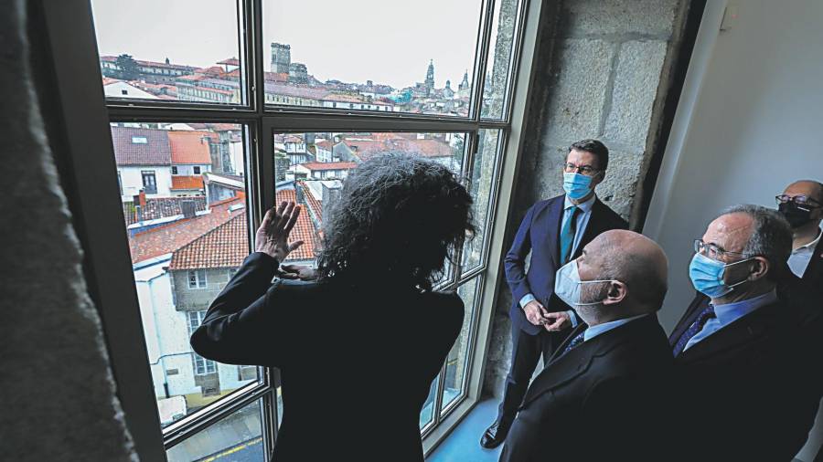 Las autoridades atienden las explicaciones durante su visita a las obras de ampliación del Museo do Pobo Galego
