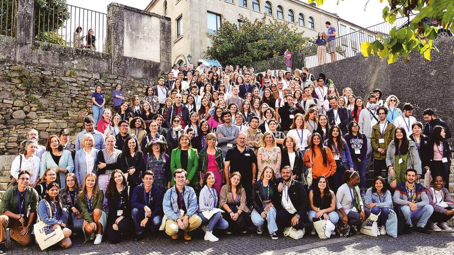 ALUMNADO INTERNACIONAL. Cientos de estudiantes extranjeros se reunieron en los jardines del Colegio de Fonseca. Foto: USC