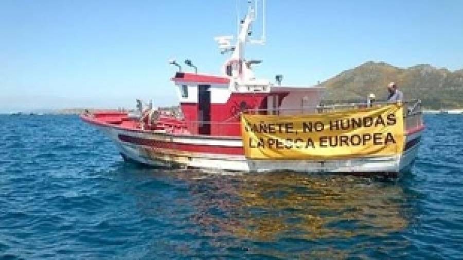 Barcos artesanais maniféstanse con Greenpeace na ría de Muros para pedir apoio á pesca sostible
