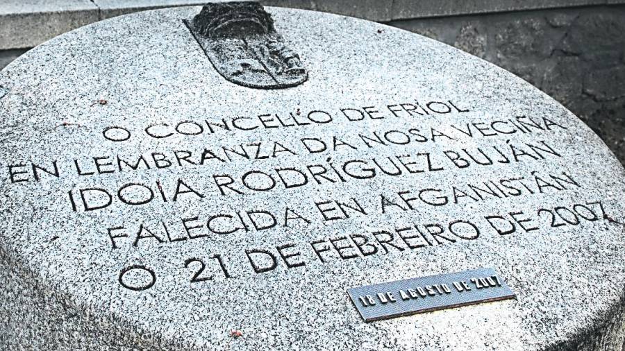 monolito en recuerdo de la soldado Idoia Rodríguez Buján. Foto: EFE 