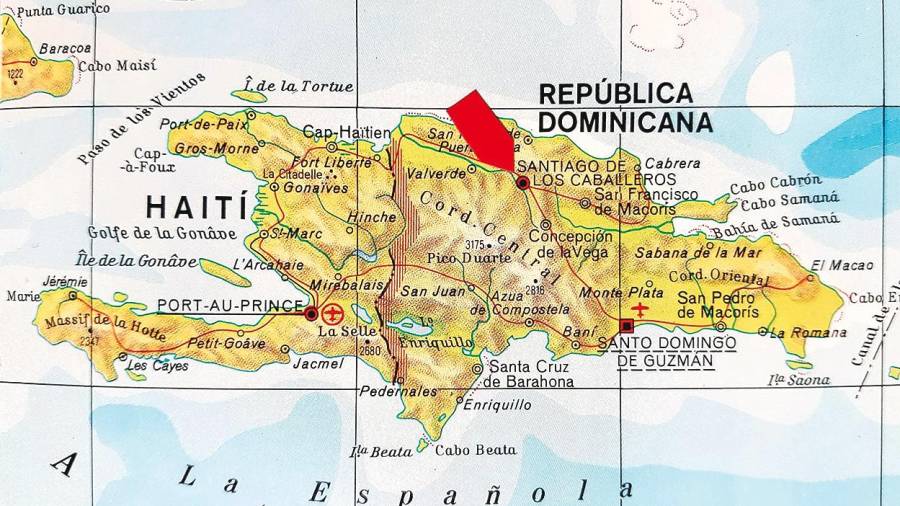 Fig. 1 Mapa actual de la isla Hispaniola, con las dos repúblicas en ella existentes República Dominicana y Haití. La flecha señala la ubicación de la ciudad de Santiago de los Caballeros