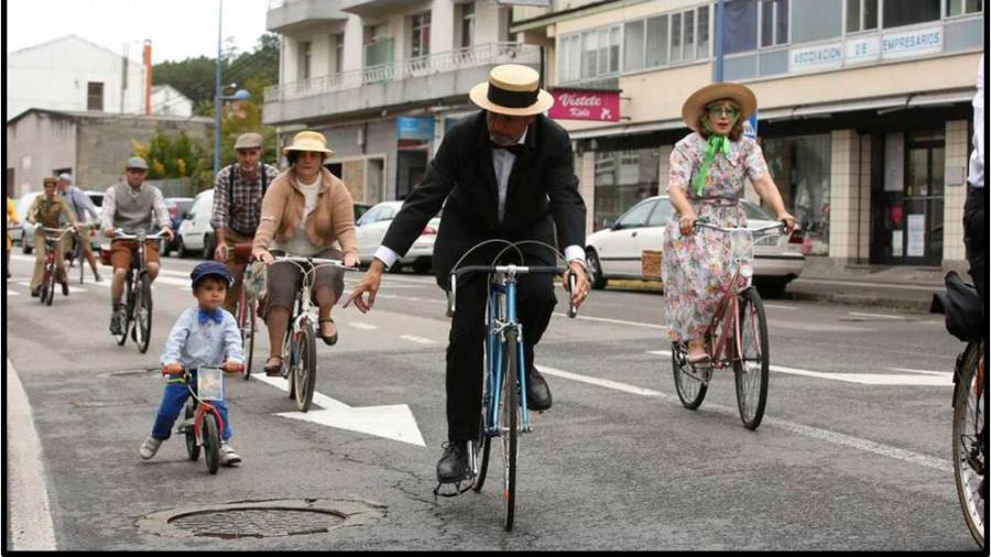Momento de una edición anterior de la ruta de bicicletas clásicas de Ponteceso. Foto: Melga