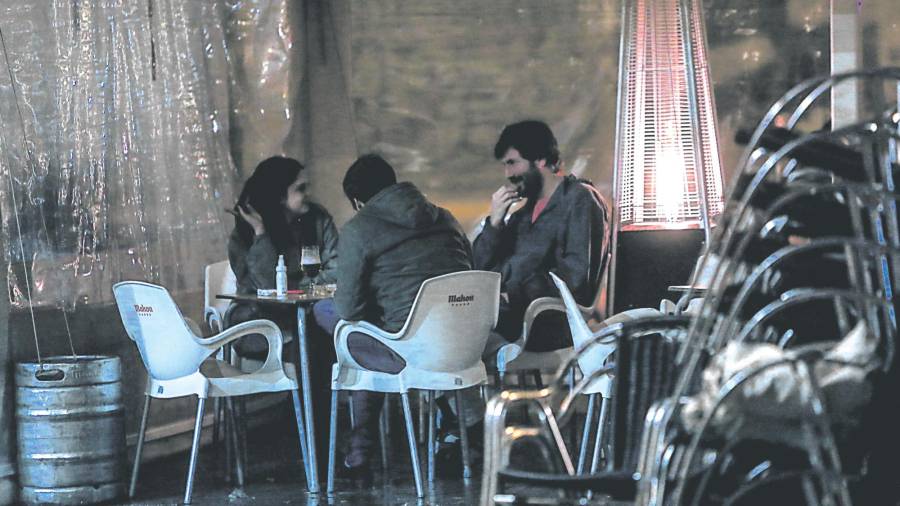 de cañas. Tres jóvenes conversan en la terraza de una cafetería durante la pasada semana (Madrid). Foto: Ricardo Rubio 