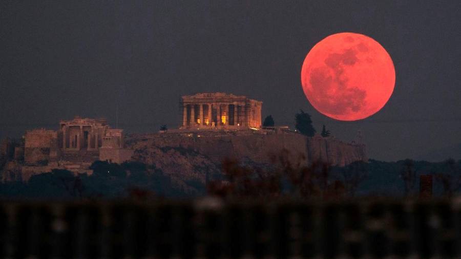 La Acrópolis de Atenas prácticamente pasa desapercibida por la imponente presencia de la Luna. (Fuente, eltribuno.com)
