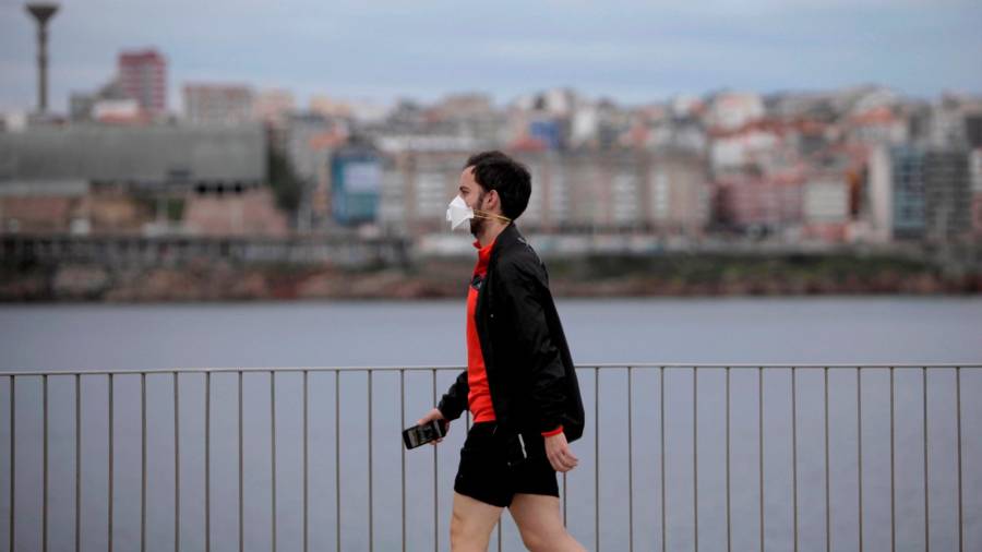 Un hombre camina en el paseo marítimo de A Coruña. Foto: CabalarEfe