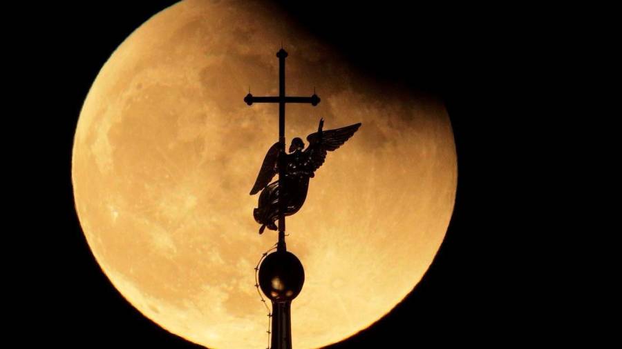 El ángel dorado que corona la aguja de la Catedral, uno de los principales símbolos de San Petesburgo, a contraluz. (Fuente, eltribuno.com)