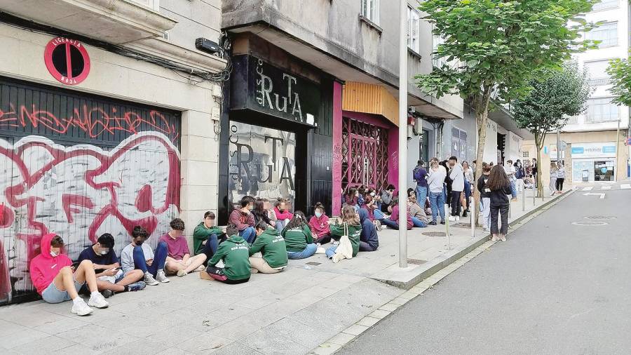 Jóvenes haciendo cola delante de la discoteca Ruta, sentados en las aceras de la calle, lo que provoca protestas de muchos vecinos de la zona