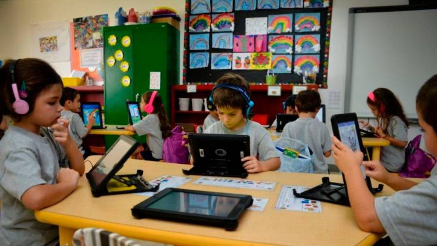 Varios rapaces utilizan ferramentas dixitais nas súas clases no centro educativo. Foto: Redem