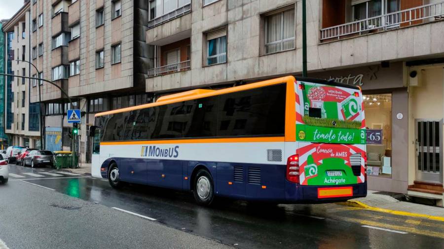 O bus de liña entre O Milladoiro e Santiago coa publicidade de apoio ao comercio. foto: CDA
