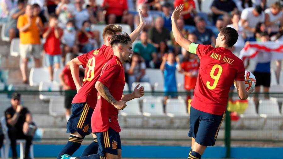 Los jugadores de la Sub-21 celebran uno de sus goles durante el partido de ayer ante Malta. Foto: EP