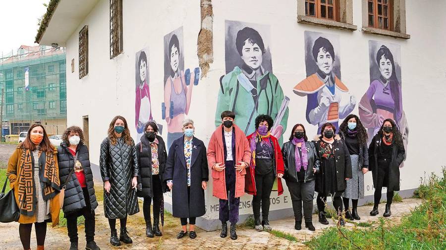 Ana Pontón rodeada de mulleres referentes na creación cultural diante da Casa de Barbazán en Ames