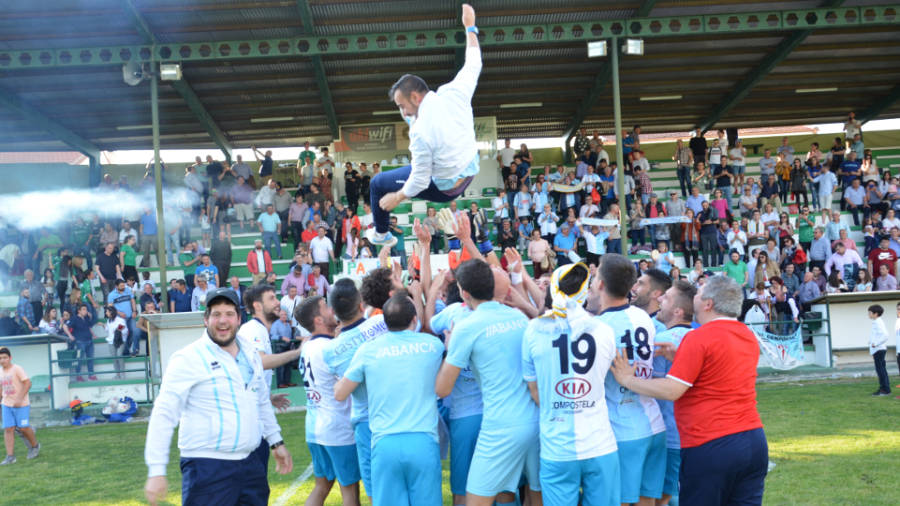 Veintiocho años más tarde, el Compostela vuelve a ser campeón en el campo Espiñedo