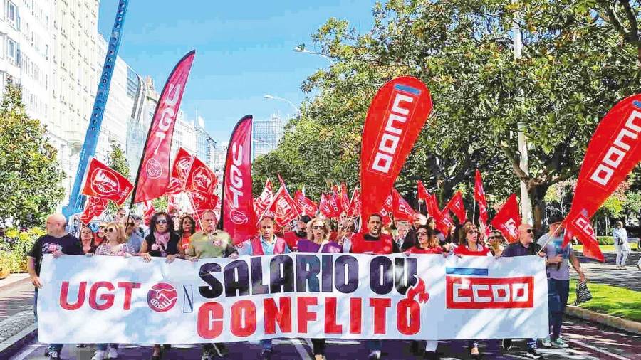 imagen de archivo de una manifestación de los sindicatos en A Coruña exigiendo una subida salarial. Foto: E.press