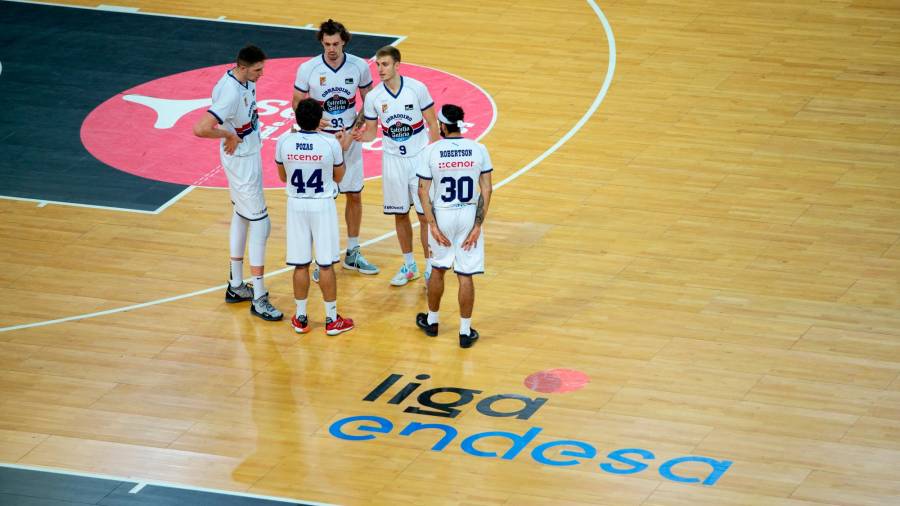 CÓNCLAVE Los jugadores del Obra, en Bilbao. Foto: acb Photo/A. Arrizabalaga