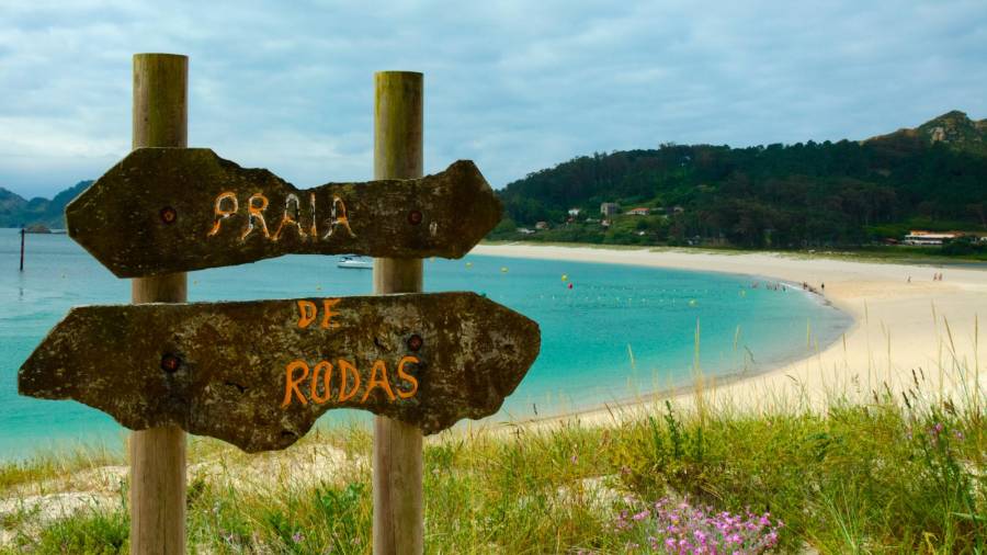 Entrada a la hermosísima playa de Rodas, en las islas Cíes, que con su media luna de arena blanca y sus aguas azules y turquesas separa las islas de Monteagudo y de Faro.