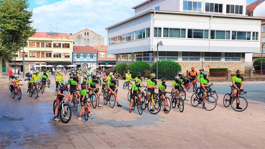 Participantes na ruta ciclista urbana