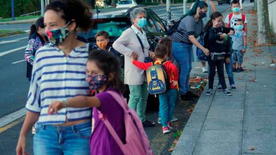 Los más de 500 colegios de Galicia afectados rozan el millar de contagios