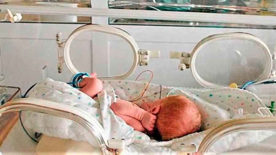 Recién nacido en una incubadora de la unidad de Neonatos del hospital Clínico de Santiago