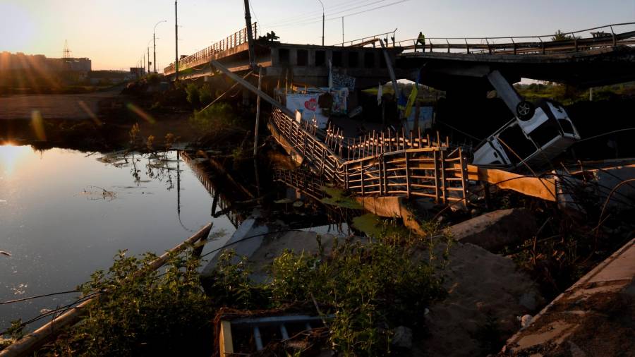 12 de junio de 2022, Irpin, Ucrania: El puente de Irpin se ha convertido en un sitio conmemorativo para quienes murieron durante la invasión rusa en todo el país mientras la gente visitaba Irpin, Ucrania el 12 de junio de 2022. FOTO: Carol Guzy / Zuma Press / ContactoPhoto 06/12/2022