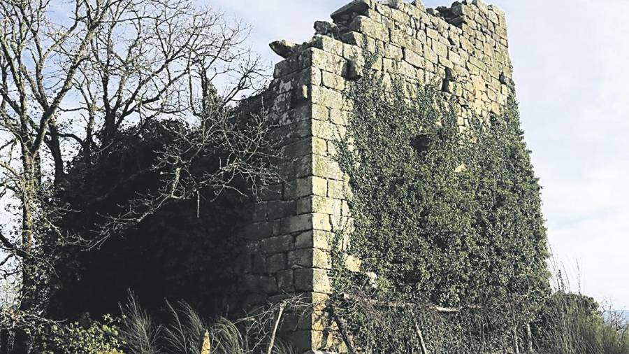 Mal estado de la Torre de Torán, en Taboadela, que data del siglo XV