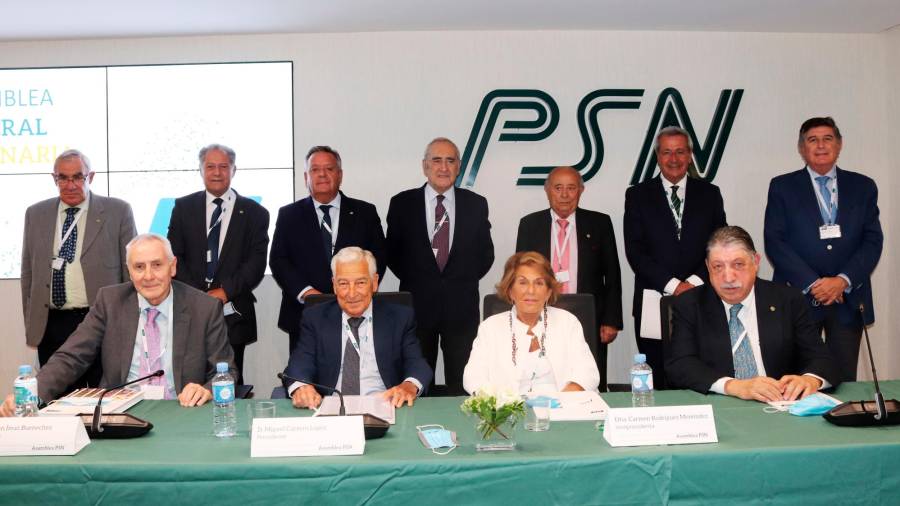 Fotografía de familia de los miembros del Consejo de Administración de PSN con su presidente, el doctor Miguel Carrero, en el centro de la imagen. Foto: PSN