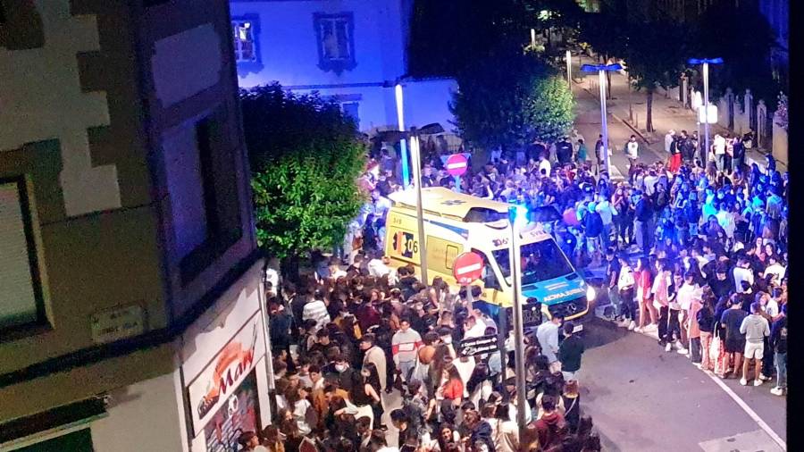 Aglomeración de jóvenes, anoche, junto a la discoteca Ruta, dificultando el paso de una ambulancia