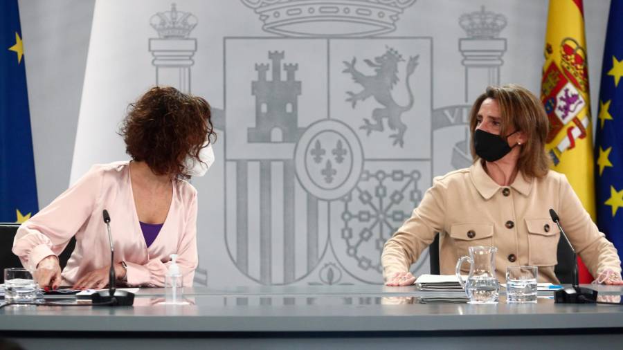 María Jesús Montero y Teresa Ribera ayer tras el Consejo de Ministros. Foto: Europa Press