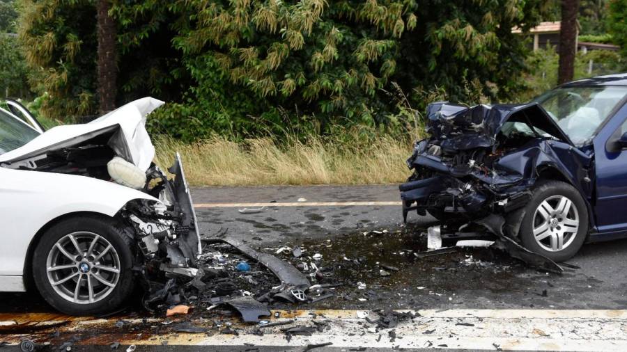 Los coches implicados en el accidente, un Volkswagen y un BMW, sufrieron serios desperfectos / Foto: Sangiao