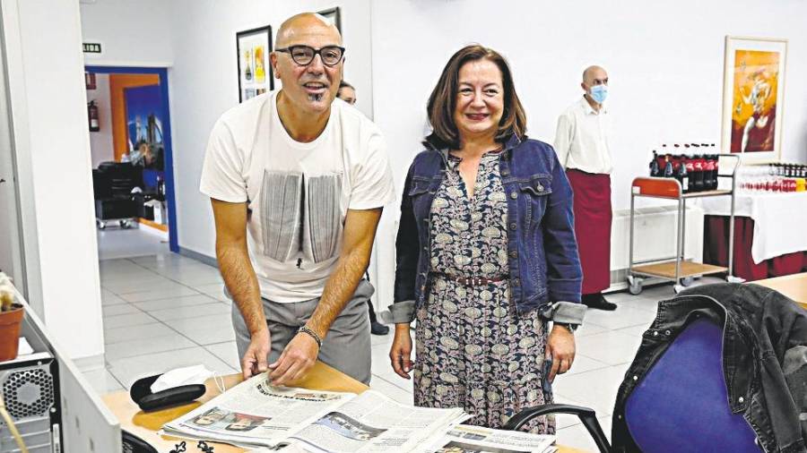 El escritor y periodista Antón Lopo con Ángeles Torres, de la sección de Corrección. (Autor, Antonio Hernández para El Correo Gallego)