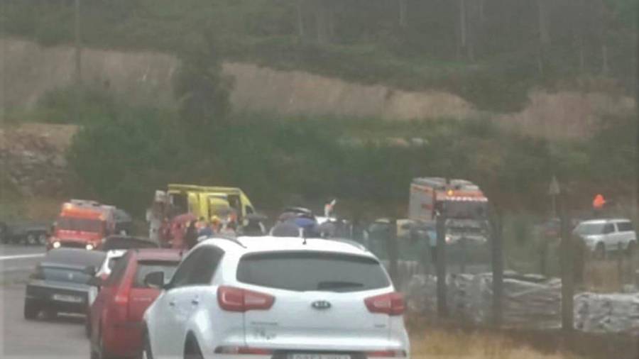 A causa do accidente produxéronse retencións na estrada AC-432. Foto: ADC Bombeiros Costa da Morte