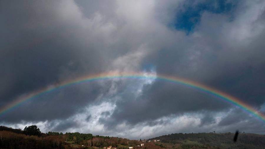 nubes. Un arcoiris destaca entre el cielo apagado (Ourense). Foto: Efe