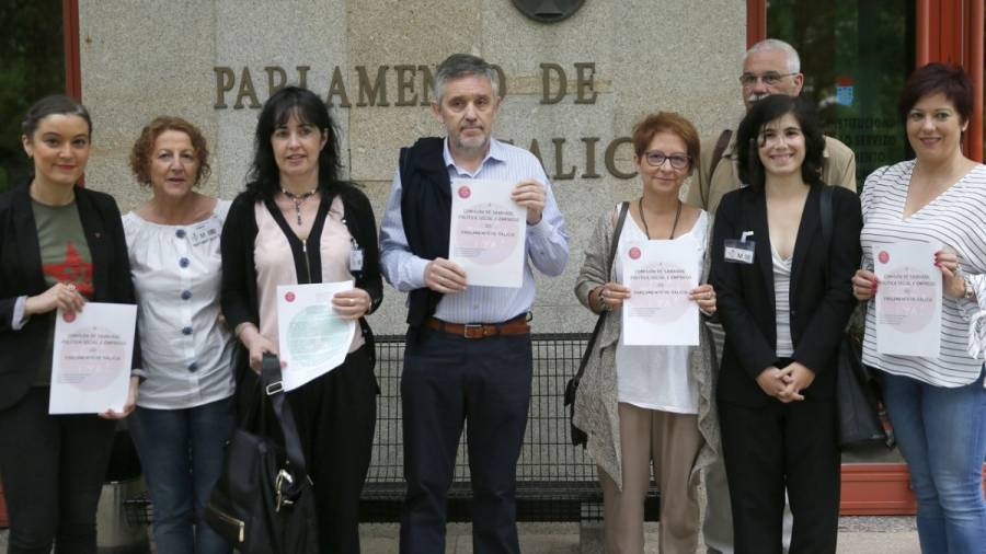 La Marea Blanca lleva al Parlamento gallego sus 38 propuestas para revertir la privatización de la sanidad