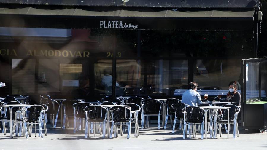 Comensales disfrutan en la terraza de un restaurante con un 30% de aforo permitido en el área sanitaria de Ferrol, A Coruña, Galicia (España), ayer viernes. MERO BARRAL/EUROPA PRESS
