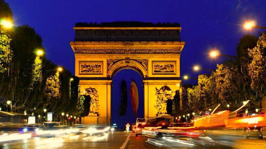 Toque de queda en París y otras ocho ciudades de Francia por la pandemia