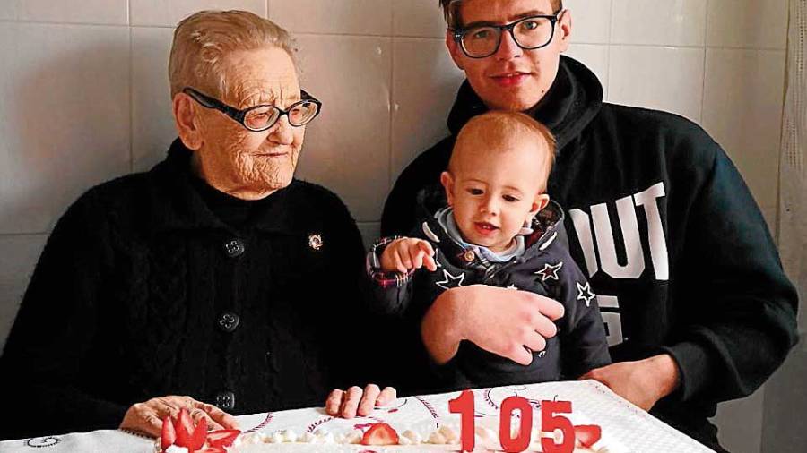 Enriqueta Bermúdez, de Carnota, cumplió 105 años... calcetando