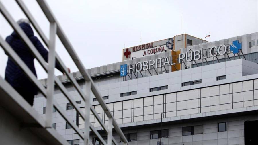 En la foto de archivo, fachada principal del CHUAC, el hospital gallego con más enfermos con COVID ingresados. EFE
