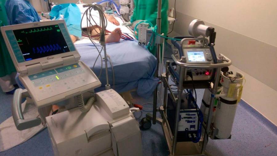 Paciente en la Unidad de Cuidados Intensivos del Hospital Álvaro Cunqueiro de Vigo. Foto: Cedida