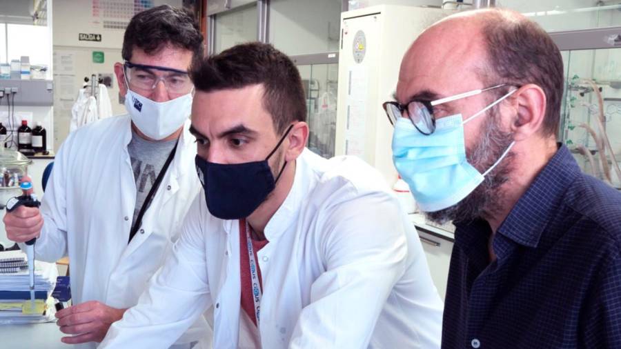 ciqus. Juan Correa, desde la izquierda, Roi López y Eduardo Fernández Megía, en el laboratorio. Foto: Santi Alvite