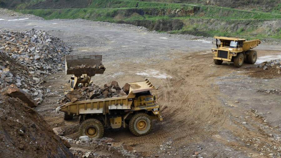 Maquinaria pesada trabajando en la explotación de cobre de la mina ubicada en los municipios de Touro y O Pino. Foto: Puri Sangiao