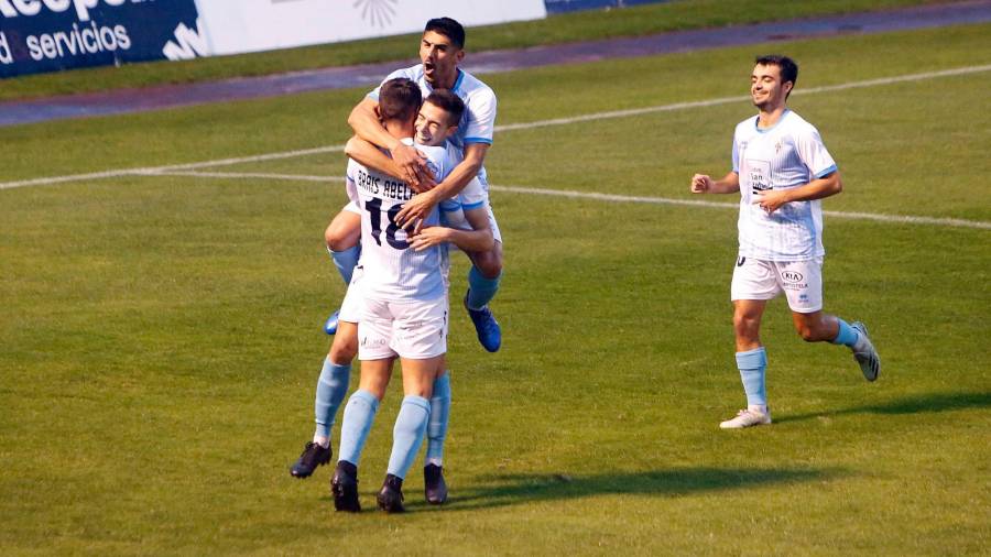 EL PRIMERO Brais, Jimmy y Miki celebran un gol al Guijuelo. Foto: A. Hernández 