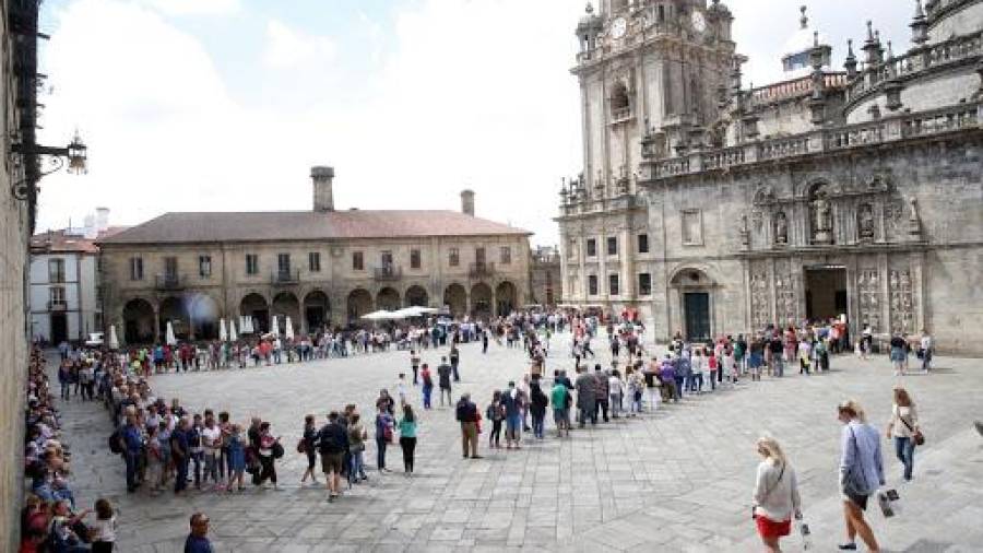 Peregrinos y turistas forman grandes colas para acceder al interior de la Catedral a través de la Puerta Santa, durante el Jubileo de la Misericordia, en 2016. FERNANDO BLANCO