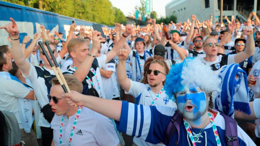 Aficionados finlandeses, fuera del estadio antes del duelo ante Bélgica. Foto: DPA Europa Press