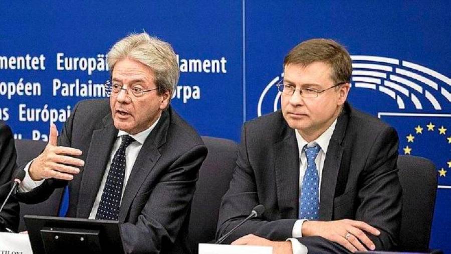 El comisario europeo de Economía, Paolo Gentiloni, a la izquierda, acompañado del vicepresidente comunitario Valdis Dombrovskis, en la sede de la CE. Foto: Comisión Europea