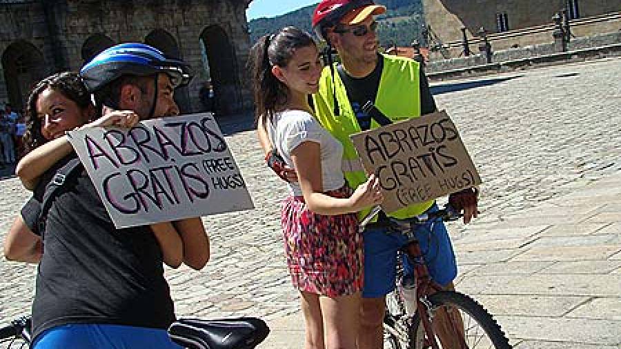 Sorprenden a turistas regalando abrazos en la plaza del Obradoiro